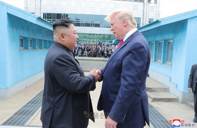 북녘 땅에서 손 맞잡은 북미 정상 - 김정은 북한 국무위원장과 도널드 트럼프 미국 대통령이 6월 30일 판문점에서 만났다고 조선중앙통신이 1일 보도했다.사진은 중앙통신이 홈페이지에 공개한 것으로,미국 대통령으로는