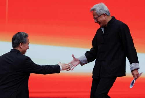 젠슨황(오른쪽) 엔비디아 최고경영자가 16일 중국 베이징에서 열린 중국국제공급망박람회(CISCE) 행사장에 중국 전통 의상을 입고 등장해 중국어로 연설했다.베이징 로이터 연합뉴스