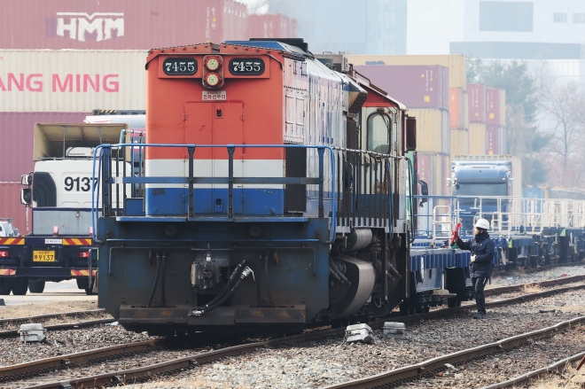 철도노조 내일부터 파업 예고 - 민주노총 공공운수노조 전국철도노동조합이 예고한 총파업을 하루 앞둔 10일 경기 의왕시 내륙컨테이너기지(ICD)에서 화물열차가 이동하고 있다.2025.12.10 연합뉴스,
