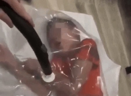 (영상)“‘좋아요’ 받으려고” 살아있는 아들 진공백에 넣고 빨아들인 인플루언서 母…러 공분