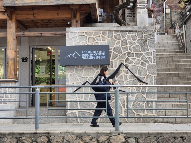 대통령실이 이달 말 다시 청와대로 복귀하는 가운데 10일 한 시민이 서울 종로구 삼청동의 한적한 거리를 걷고 있다.