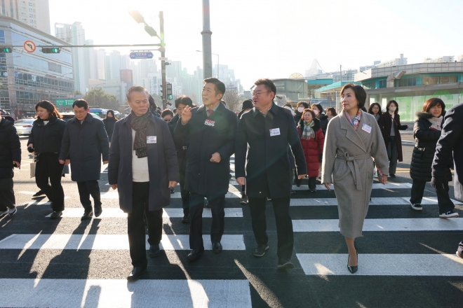 전성수(앞줄 왼쪽 두 번째) 서울 서초구청장이 지난 9일 정귀연 고투몰 대표이사,박상혁·이숙자 서울시의원,주민들과 함께 고속터미널 인근 사거리 횡단보도를 건너고 있다.서초구 제공