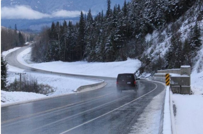 겨울철 눈과 비가 온 뒤 기온이 급격히 떨어지면 육안으로 볼 수 없게 도로가 살짝 얼게 된다.이런‘도로 살얼음’(블랙 아이스) 현상은 최악의 상황을 불러일으킬 수 있는 도로환경이다.서울신문 DB