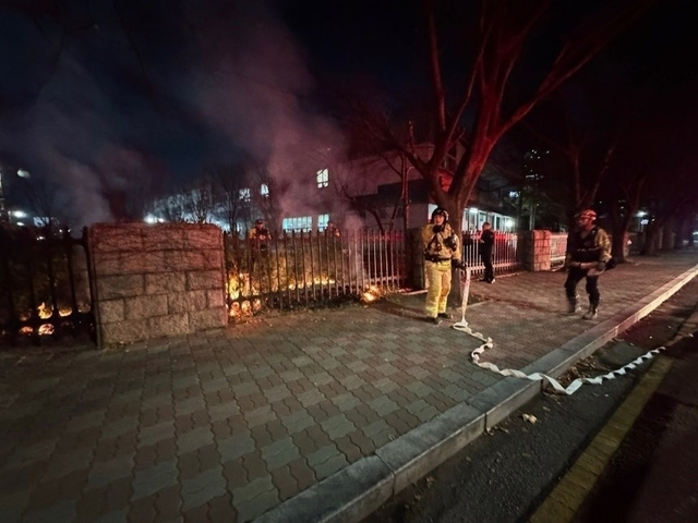 지난 9일 오후 8시 10분경 국회의사당 담장에서 방화로 추정되는 화재가 발생했다. 2025.12.10. 영등포소방서 제공