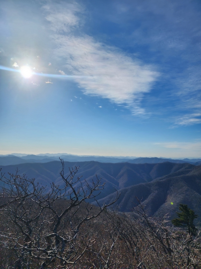 두타산에서 바라보는 백두대간의 모습.jpg