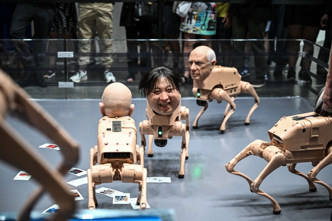 미국 마이애미비치 컨벤션센터에서 열린‘아트바젤 2025’전시회에 설치된 디지털 아티스트 비플의 작품‘레귤러 애니멀스’속 로봇개 위에 북한 김정은 국무위원장의 밀랍 머리가 올려져 있다.2025년 12월 7일.