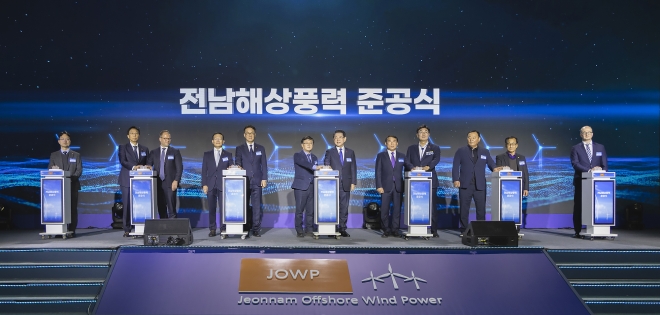 전라남도 신안군 자은도 라마다프라자호텔에서 열린 전남해상풍력 1단지 준공식에서 참석자들이 기념촬영을 하고 있다.(왼쪽부터) 김진철 전남해상풍력 대표,유영욱 SK이노베이션 E&S 부사장,염성진 SK수펙스추구협의회