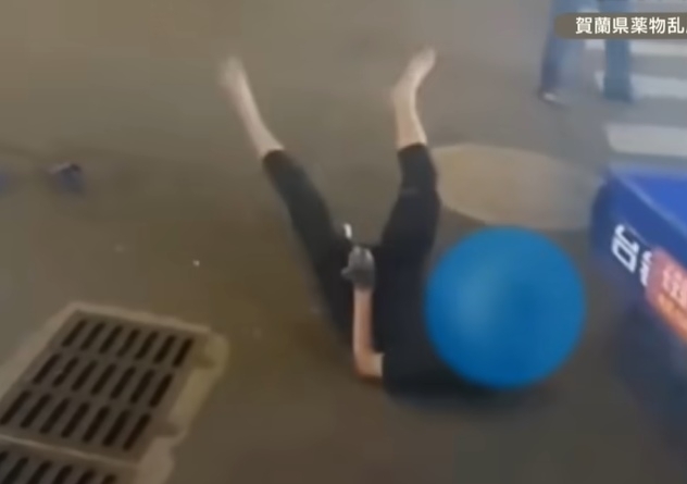 ¡®Á»ºñ ´ã¹è¡¯¸¦ ÈíÀÔÇÑ ³²¼ºÀÌ ±æ¹Ù´Ú¿¡ ´©¿ö ¿Â¸öÀ» ¶³¸ç ±«¼ºÀ» Áö¸£°í ÀÖ´Â ¸ð½À. ÀϺ» ANN´º½º À¯Æ©ºê ĸÃÄ