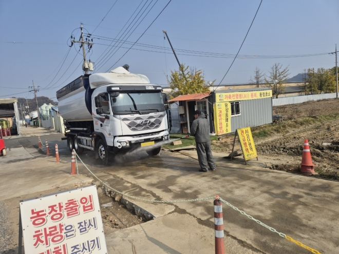 조류 인플루엔자(AI) 예방을 위한 방역 소독이 진행되고 있다. 서울신문DB