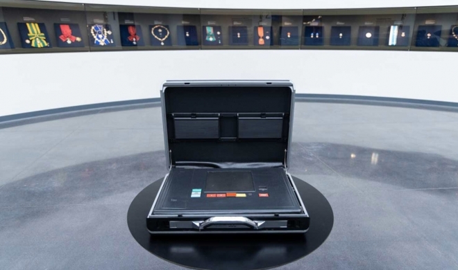 러시아 초대 대통령 보리스 옐친이 사용했던‘핵가방(체겟)’실물이 예카테린부르크 대통령센터에 전시돼 있다.러시아 대통령은 이 단말기를 통해 핵전력 지휘 명령을 내리는 것으로 알려져 있다.yeltsin.ru