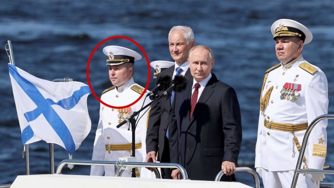 2024년 7월 러시아 상트페테르부르크에서 열린 해군의 날 기념 퍼레이드에서 블라디미르 푸틴 대통령(오른쪽 두 번째) 곁에 선 에두아르드 카즈나체예프(맨 왼쪽,대령급).러시아 초비밀 통신조직‘서비스 K’소속으