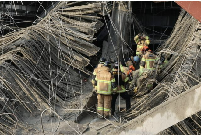 12일 광주광역시 서구 치평동 광주대표도서관 붕괴 현장에서 구조대원들이 매몰자 2명을 구조하기 위해 수색작업을 벌이고 있다. (연합뉴스 제공)