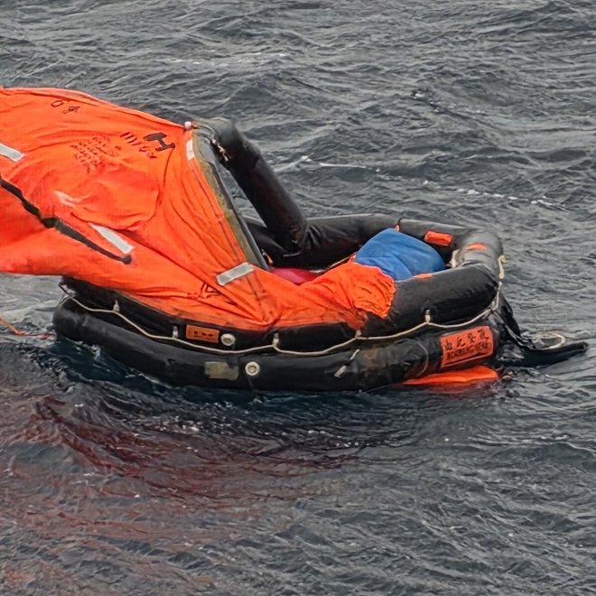 지난 12일 서귀포항 남쪽 33㎞ 해상에서 중국인 선원 5명이 바지선이 침수되기 시작하자 구명뗏목을 타고 탈출했다.제주지방해양경찰청 제공