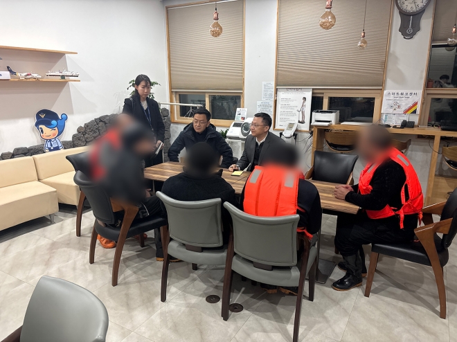 표류하다 구조된 선원을 상대로 조사를 하고 있는 제주해경.제주지방해양경찰청 제공