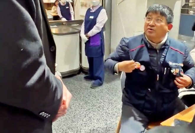 식사 중 “<b>노조 조끼</b> 벗어달라” <b>논란</b>…<b>롯데백화점</b> <b>사과</b>