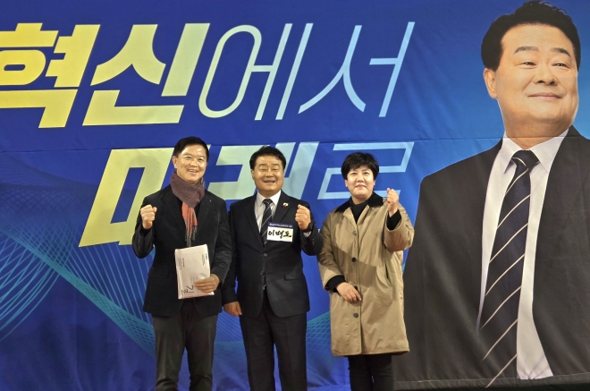 이병도 충남민주혁신교육포럼 대표가 출판기념회 참석자들과 기념 사진을 촬영하고 있다.이종익 기자