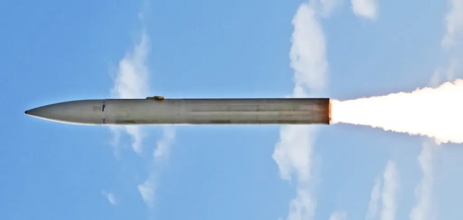 미 육군의 장거리 극초음속 무기‘다크 이글’체계 시험 발사 장면에서 사용된 공통 미사일.다크 이글은 부스터로 가속한 뒤 글라이드체가 극초음속으로 활공하는 방식이다.미 국방부 제공