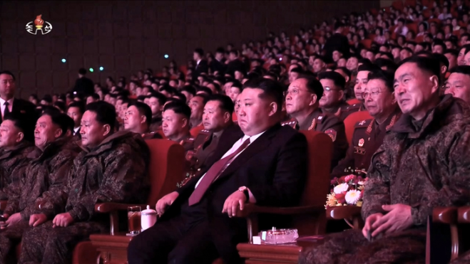 김정은 국무위원장이 제528공병연대 공병부대원들의 귀국을 환영하는 축하공연에서 전사자들의 사진이 무대에 공개되자 눈물을 흘리는 모습을 북한 조선중앙TV가 13일 방영했다.조선중앙TV 화면 캡처