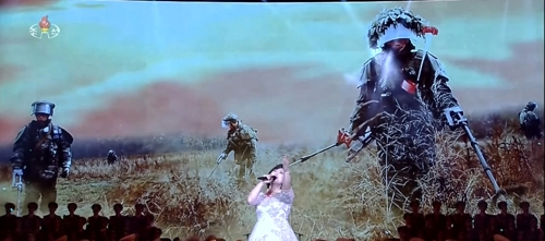 북한 조선중앙TV는 13일 김정은 국무위원장이 참석한 가운데 공병부대원들의 귀국을 환영하는 축하공연에서 러시아 파병 공병부대인 제528공병연대의 작전모습 사진을 공개했다.조선중앙TV 화면