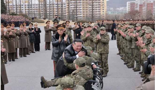 김정은 북한 국무위원장이 12일 평양 4·25문화회관 광장에서‘제528공병연대’를 위한 환영식을 열고 러시아에서 지뢰를 제거하다 다친 병사를 껴안고 있다.평양 조선중앙통신 연합뉴스