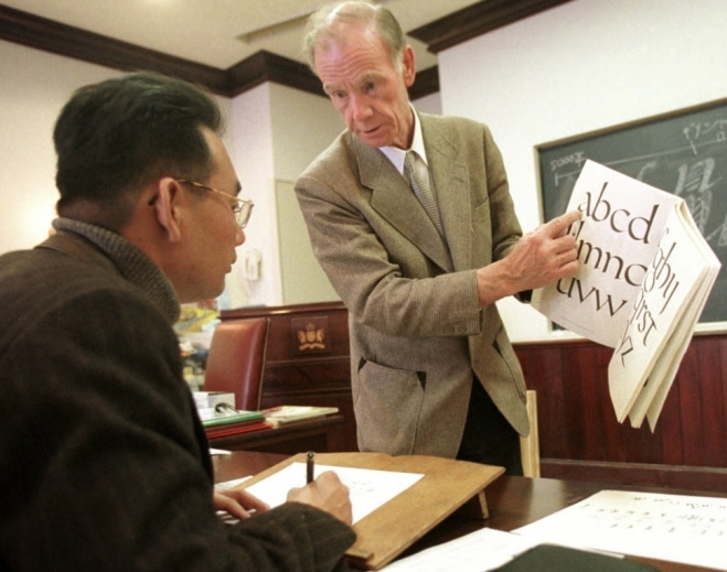 2000년 한 영국 교사가 학생에게 영어 서예를 가르쳐주는 모습.AP 연합뉴스