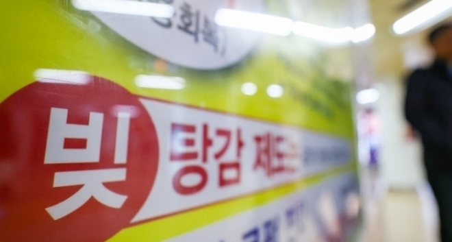 여러 곳에서 대출받은 자영업자들의 연체액이 1년 사이 2.5배에 이르는 수준으로 늘어난 가운데 22일 오후 서울 서초구 교대역에 채무 관련 법무법인 광고물이 붙어있다.연합뉴스