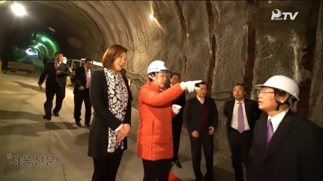 일본쪽 해저터널 둘러보는 한학자 - 2016년 11월 일본 사가현 가라쓰시에서 열린‘동북아 평화를 위한 한일해저터널 기공 30주년 기념행사’에서 한학자(가운데) 세계평화통일가정연합 총재가 한일해저터널을 둘러보고 있