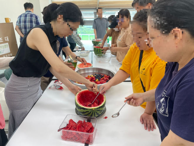 고립 중장년들이 서울 구로구 화원종합사회복지관과 서울 송파구 삼전종합사회복지관에서 운영 중인‘중장년 1인 가구 사회참여 프로젝트’에 참여하고 있다.중장년 1인 가구 참여자들이 복지관에 모여 다과를 나누며 교류하는