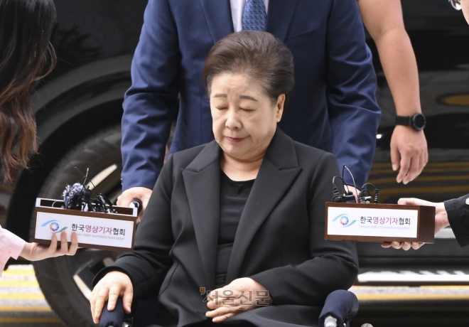 불법 정치자금 전달 혐의 등을 받고 있는 한학자 통일교 총재가 22일 서울 서초구 서울중앙지방법원에서 구속 전 피의자 심문(영장실질심사)에 출석하고 있다.2025.9.22 이지훈 기자