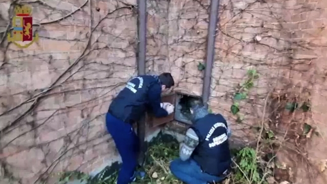 이탈리아 경찰 소속 포렌식 요원 2명이 2019년 12월 11일 여인의 초상이 숨겨져 있던 리치 오디 갤러리 건물 외벽의 빈 공간을 살펴 보고 있다.서울신문 DB.