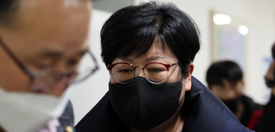 이태원 참사 유족에게 막말을 해 공분을 산 김미나 창원시의원이 지난 2023년 창원시의회에서 열린 윤리심사자문위원회에서 소명을 마친 후 취재진의 질문에 입을 다문 채 나오고 있다.연합뉴스