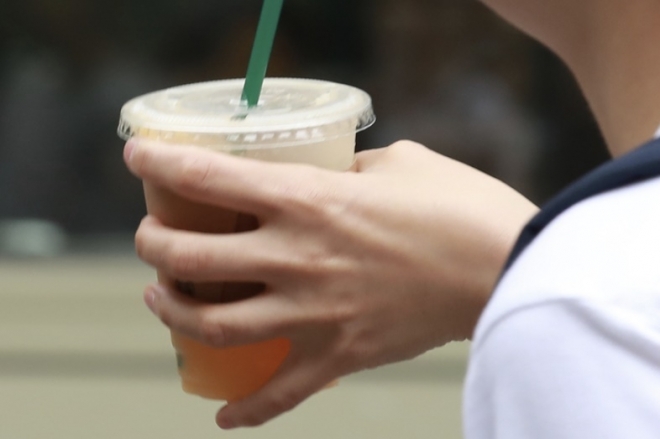 정부가 카페에서 플라스틱 일회용 컵 무상 제공을 금지하겠다고 밝혔다.연합뉴스