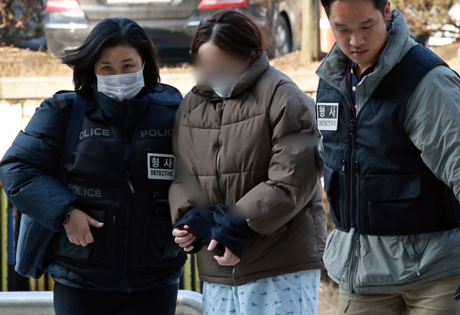 아동학대처벌법상 아동학대살해 혐의를 받는 베트남 국적의 유학생인 20대 산모 A씨가 17일 서울 서초구 중앙지법에서 열린 구속 전 피의자 심문(영장실질심사)에 출석하고 있다.A씨는 지난 14일 오후 6시 25분쯤 