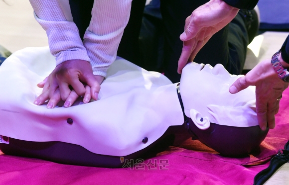 심폐소생술(CPR)과 자동제세동기(AED) 연습을 하는 모습.기사와 직접적인 관련 없음.서울신문DB