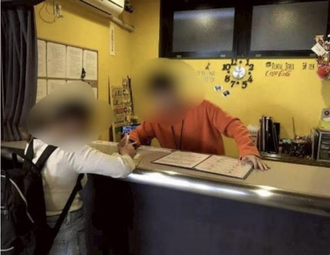 일본의 한 호스텔에서 근무하던 시절의 한국인 남성 최건우 씨(34·가명).슈에이샤온라인