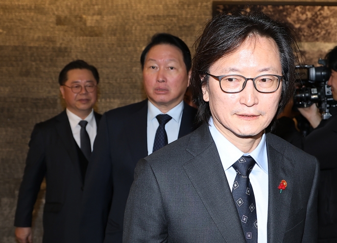 입장하는 주병기 공정거래위원장과 최태원 회장 (서울=연합뉴스) 김성민 기자 = 주병기 공정거래위원장(오른쪽)과 최태원 대한상공회의소 회장(가운데)이 18일 서울 중구 대한상의 챔버라운지에서 열린‘공정거래위원