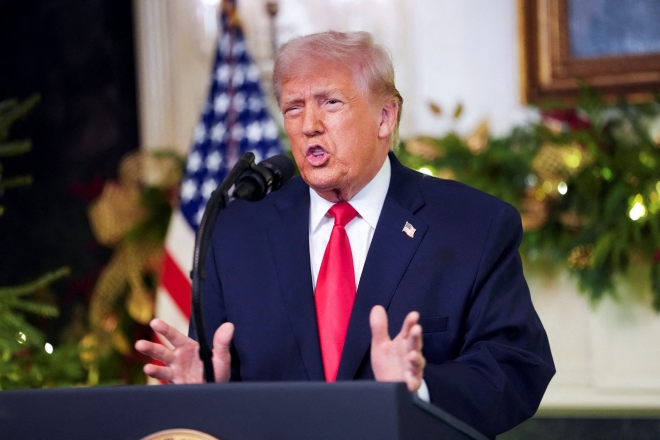 악화된 민심 달랜 트럼프 - 트럼프 대통령이 17일(현지시간) 백악관에서 대국민 연설을 하는 모습.이번 연설은 악화한 민심을 달래려는 의도로 풀이된다.워싱턴DC 로이터 연합뉴스