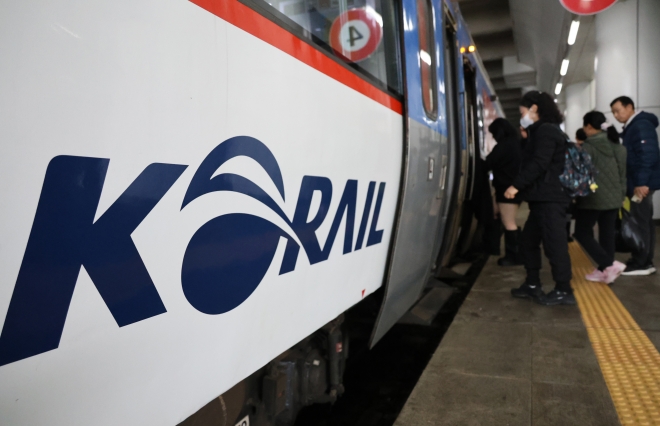 파업 유보로 정상 운행 중인 열차 - 전국철도노동조합(철도노조)가 파업을 유보하기로 한 11일 오전 대전역에서 승객들이 무궁화호 열차에 탑승하고 있다.2025.12.11 연합뉴스