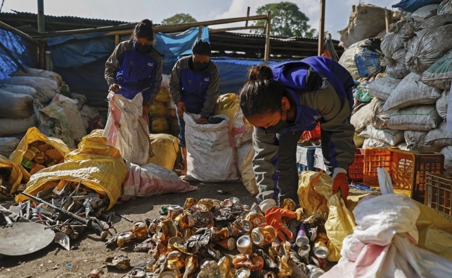 지난해 6월 에베레스트에서 수거한 쓰레기를 재활용 처리하기 위해 관계자들이 분류 작업을 하고 있다.AP 연합뉴스 자료사진