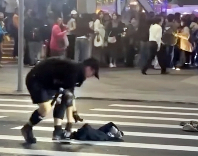 19일(현지시간) 대만 타이베이 도심 한복판에서 연막탄과 흉기를 이용한 무차별 공격이 벌어져 용의자를 포함해 4명이 숨지고 11명이 다쳤다. 사진은 오후 5시 30분쯤 용의자가 중산역 인근에서 연막탄을 던지는 모습.