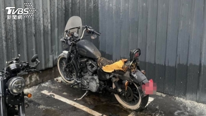 19일(현지시간) 대만 타이베이 도심 한복판에서 연막탄과 흉기를 이용한 무차별 공격이 벌어져 용의자를 포함해 4명이 숨지고 11명이 다쳤다. 사진은 용의자가 범행 직전 불을 지른 린센의 한 주차장 오토바이. 2025