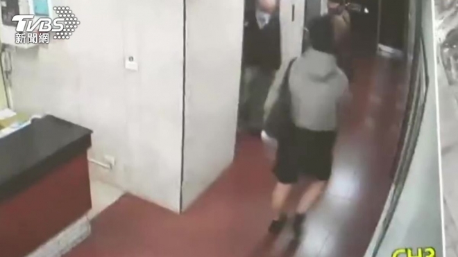 19일(현지시간) 대만 타이베이 도심 한복판에서 연막탄과 흉기를 이용한 무차별 공격이 벌어져 용의자를 포함해 4명이 숨지고 11명이 다쳤다. 사진은 타이베이 중앙역 인근에서 첫 범행 후 중산역 인근의 한 호텔방에서