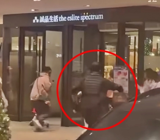 19일(현지시간) 대만 타이베이 도심 한복판에서 연막탄과 흉기를 이용한 무차별 공격이 벌어져 용의자를 포함해 4명이 숨지고 11명이 다쳤다. 사진은 타이베이 중앙역 인근에서 첫 범행 후 중산역 인근의 한 호텔방에서