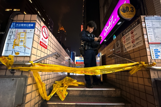 19일(현지시간) 대만 타이베이 도심 한복판에서 연막탄과 흉기를 이용한 무차별 공격이 벌어져 용의자를 포함해 4명이 숨지고 11명이 다쳤다. 사진은 이날 현장 통제 중인 경찰. 2025.12.19 타이베이 EPA 연