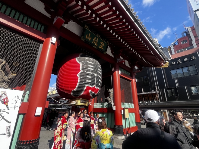 일본 도쿄의 아사쿠사 센소지 입구에 위치한 붉은 등‘카미나리몬’을 배경으로 기모노를 입은 외국인 관광객들이 사진을 찍고 있다.서울신문DB