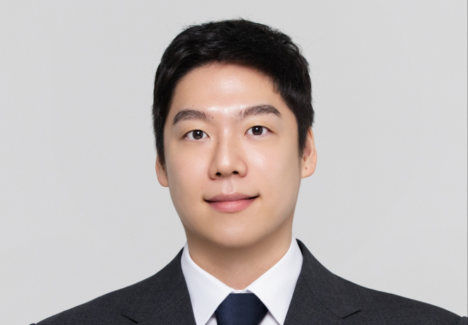 오리온 오너 3세 담서원, 입사 4년 반 만에 부사장 승진 - 오리온그룹은 담철곤 회장·이화경 부회장의 장남인 담서원 전무를 1년 만에 부사장으로 승진시키는 등의 2026년 정기 임원인사를 22일 단행했다고 밝혔다.