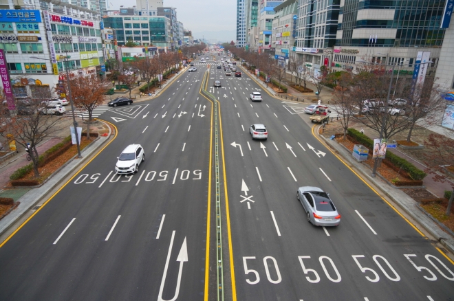 6년여만에 도로가 시원하게 개방된 광주도시철도 2호선 1단계 1공구 상무지구 구간.광주광역시 제공