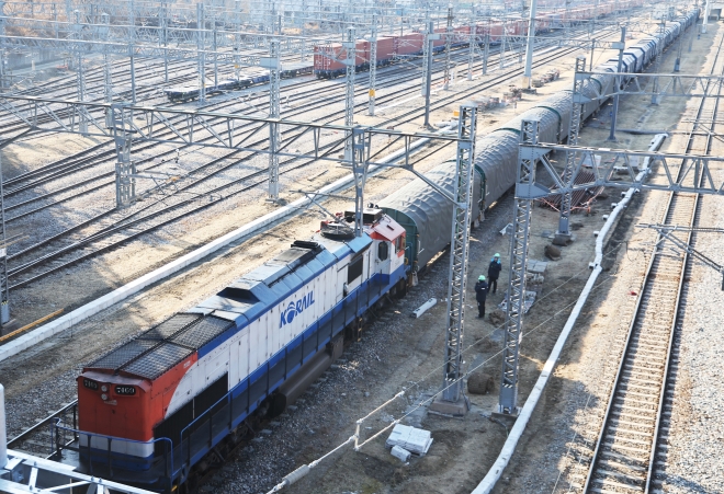 철도노조 파업 D-1 - 민주노총 공공운수노조 전국철도노동조합이 예고한 총파업을 하루 앞둔 22일 경기도 의왕시 오봉역에서 화물열차가 이동하고 있다.노조는 다른 공공기관과 형평성에 맞게 경영평가성과급 지급기준을 기