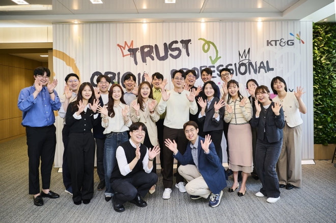 방경만(두 번째 줄 왼쪽 네 번째) KT&G 사장이 취임 직후인 지난해 4월 17일 서울 대치동 서울 사옥에서 수평적인 조직문화 조성을 위해 직원들과‘캐주얼 미팅’을 가진 후 기념사진을 촬영하고 있다.KT