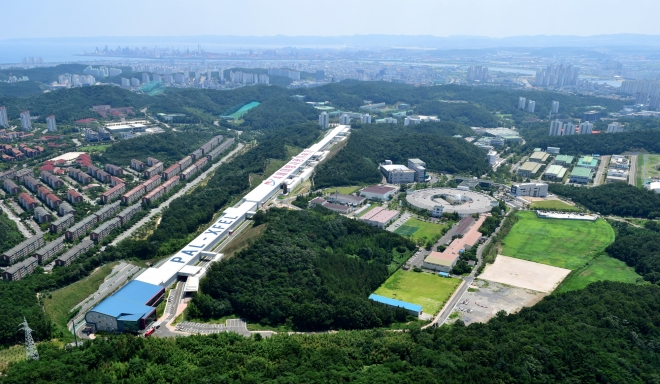 경북 포항에 조성된 4세대 방사광가속기(왼쪽)와 3세대 방사광가속기(오른쪽 원형 건물).포항시 제공